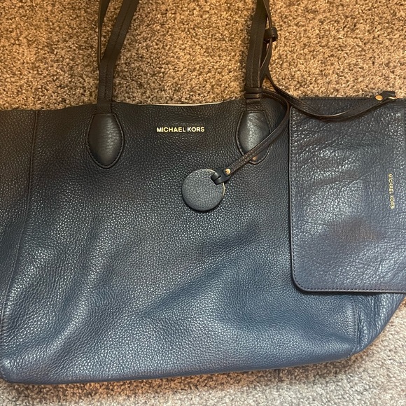 Michael Kors two totes in one reversible open tote with matching wristlet - Picture 11 of 13